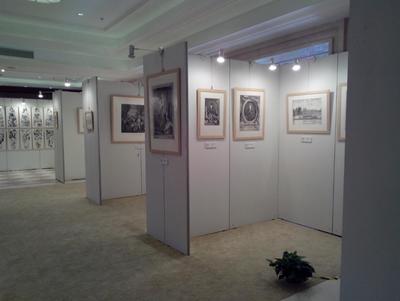 務(wù)美出租 上海地區(qū)專業(yè)畫展掛作品展示板墻架與舞臺(tái)搭建一體化服務(wù)